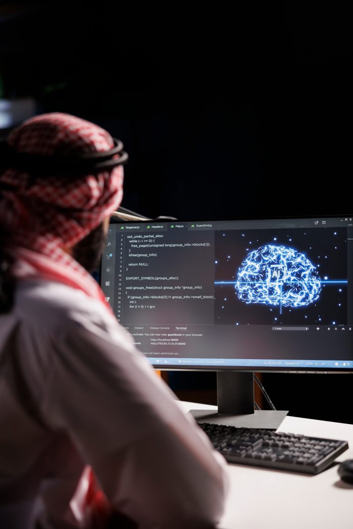 طالب يعمل على مشروع